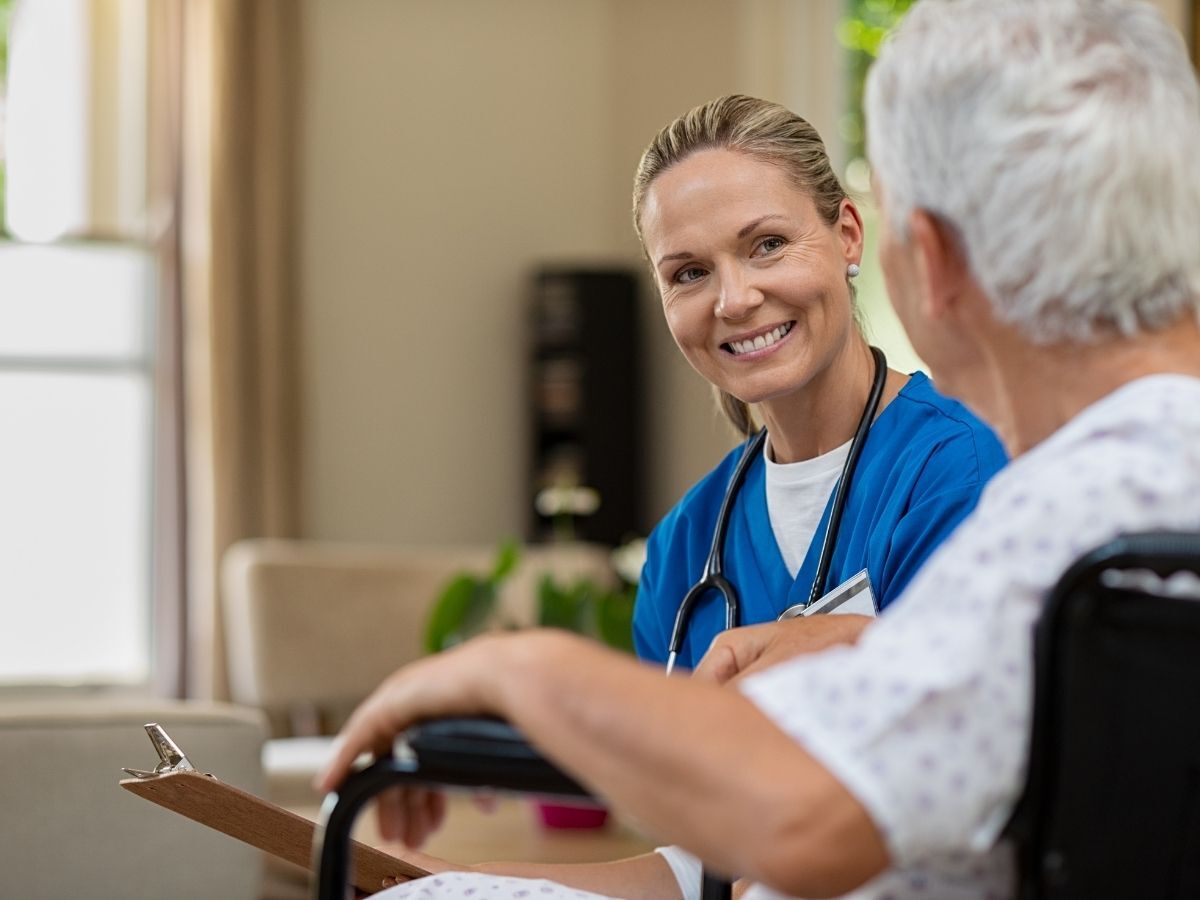 Smiling nurse talking with a senior patient – compassionate home health and senior care in Los Angeles.